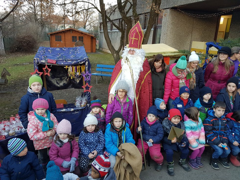 Bei der Nikolausfeier un dem Weihnachtsdorf im Kindergarten St. Konrad, Haar (Foto: privat)