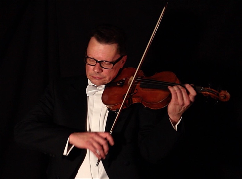 Der Leiter des Ensemble Haar - Winfried Grabe - zu hören und erleben beim Silvesterkonzert (Foto: Ensemble Haar)