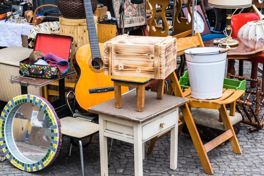 Diebe am Antiquitätenflohmarkt