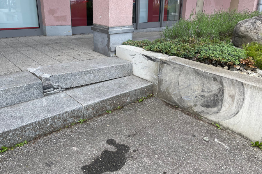 84-Jährige crasht Treppe