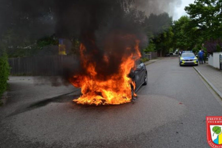 Auto fängt Feuer