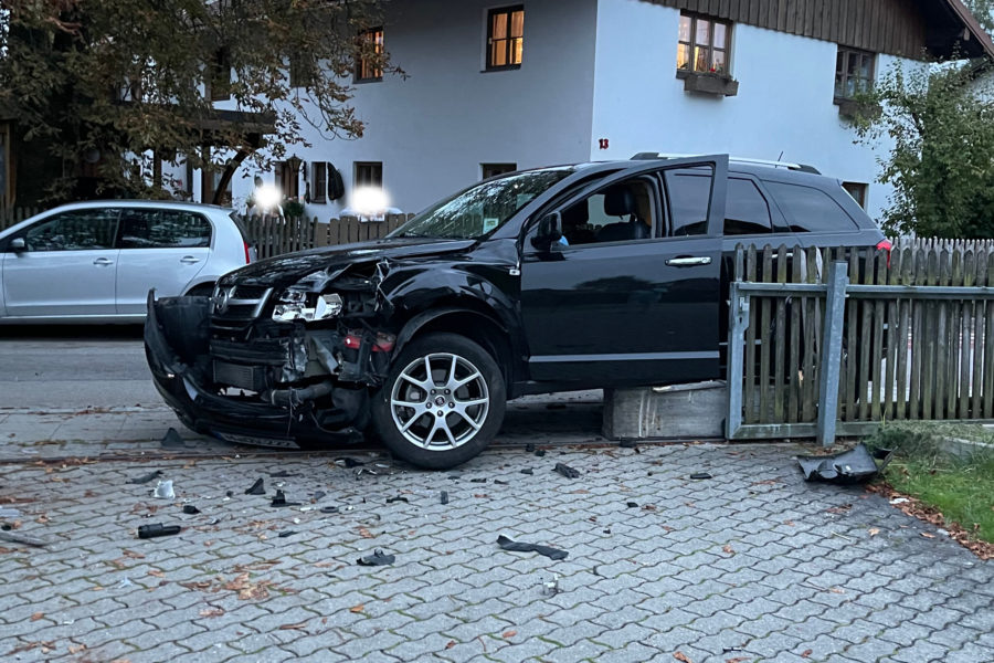 Stark betrunken in Zaun gerast