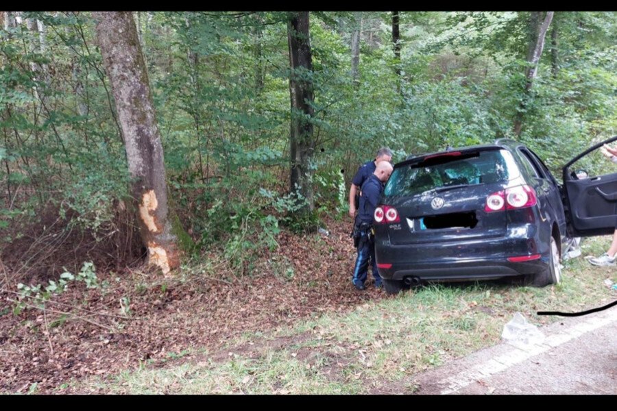 Feuerwehrler prallt gegen Baum