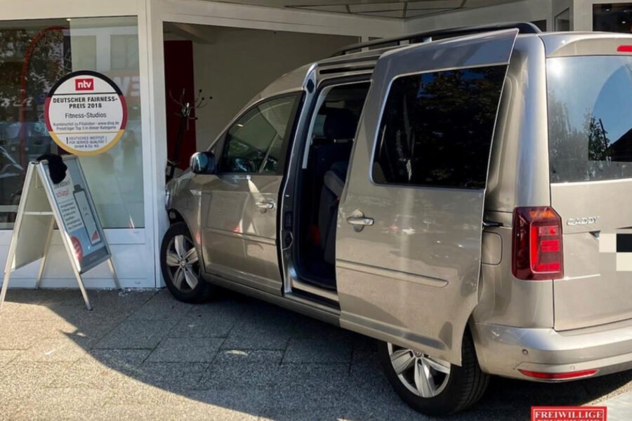 Auto fährt in Fitnessstudio