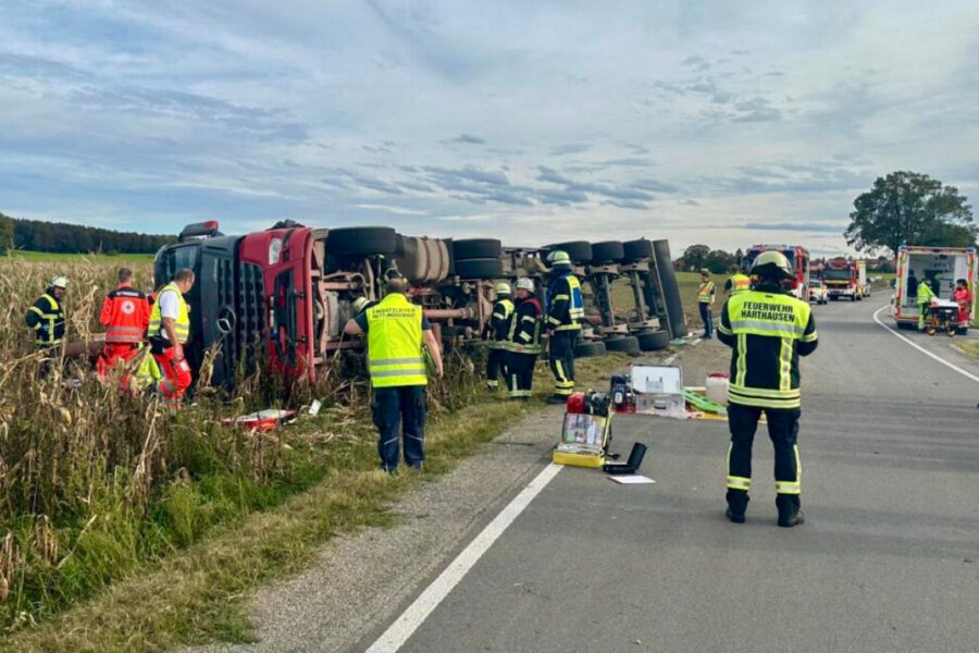 Holztransporter verunglückt