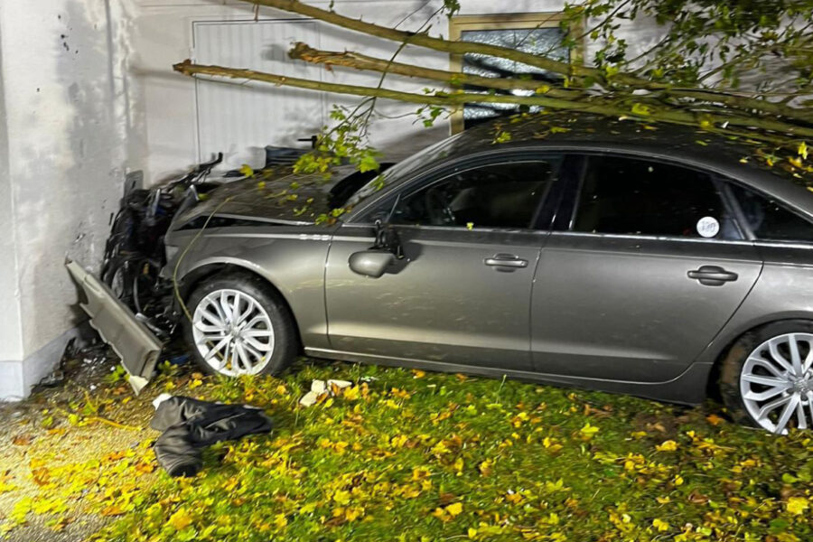 Audi rast in Wohnhaus