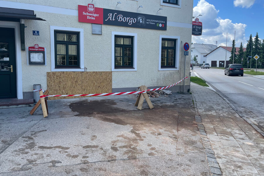 Golf GTI rast in Fassade
