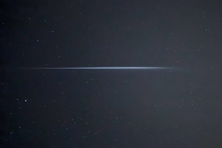Lichtstreifen im Nachthimmel sorgt für Rätsel