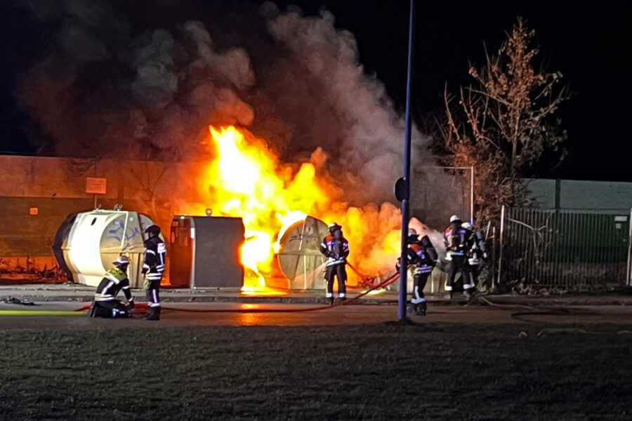 Papiercontainer in Flammen