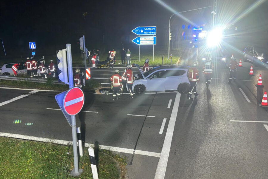 B304: Zwei Autos kollidieren