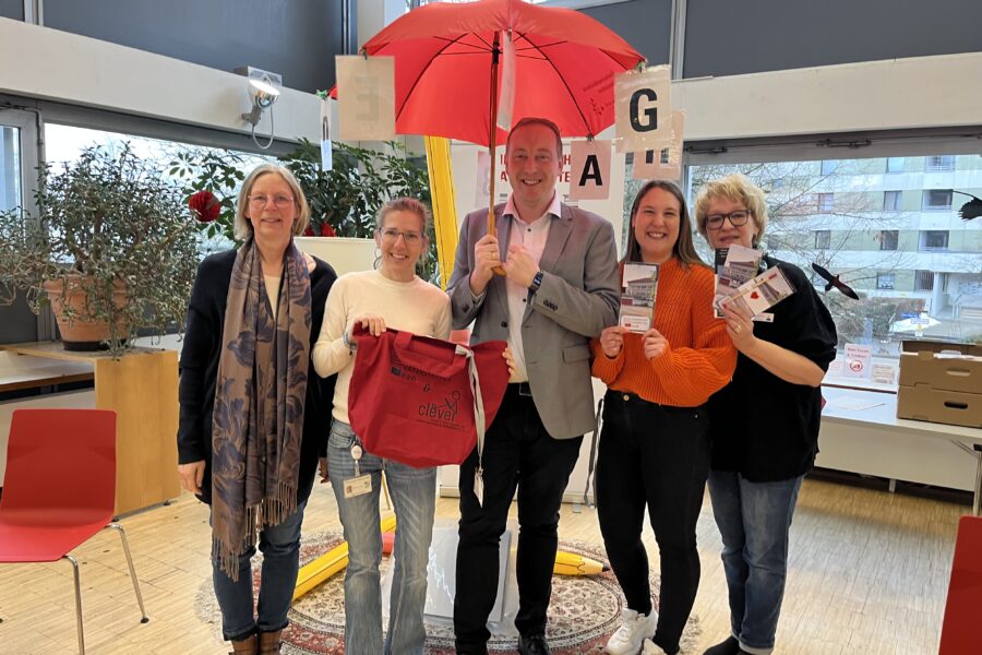 Lesestart mit roter Tasche